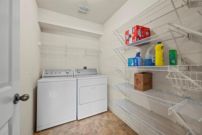 Building Photo - 3841 Castle Rock Cove