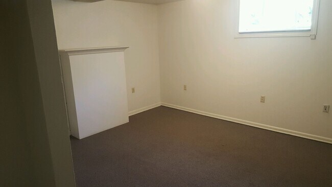 Building Photo - Hey Students.  3 bedroom Mid town off Stephens