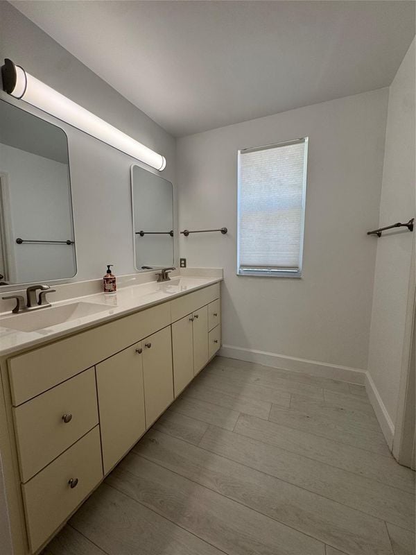 Building Photo - 7481 Santa Monica Dr