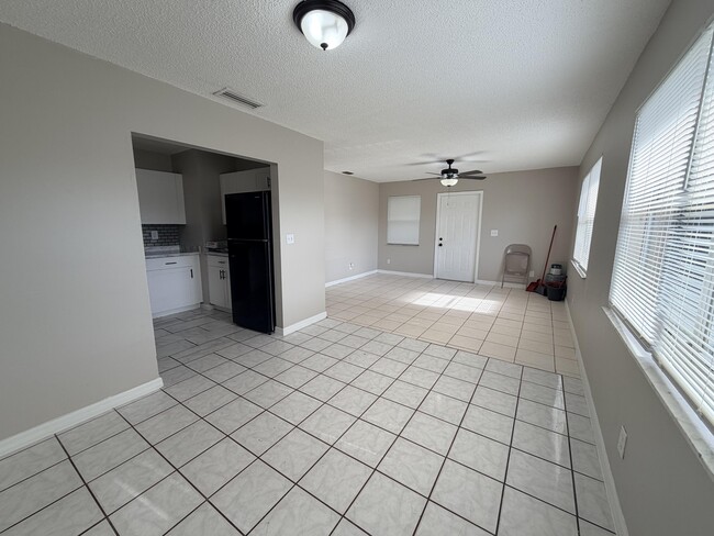 Building Photo - 3594 Almar Rd