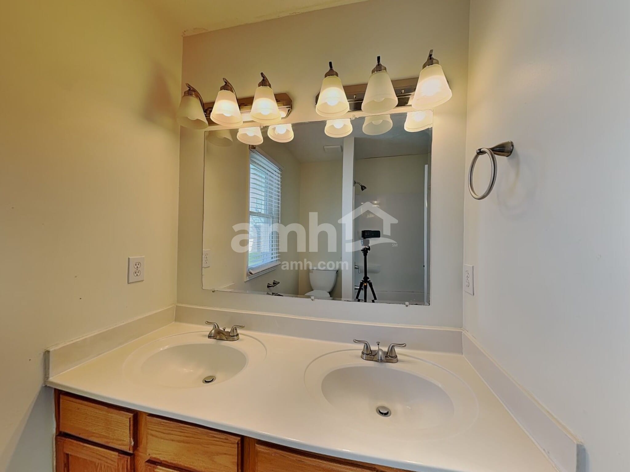 Building Photo - 1176 Tannic St