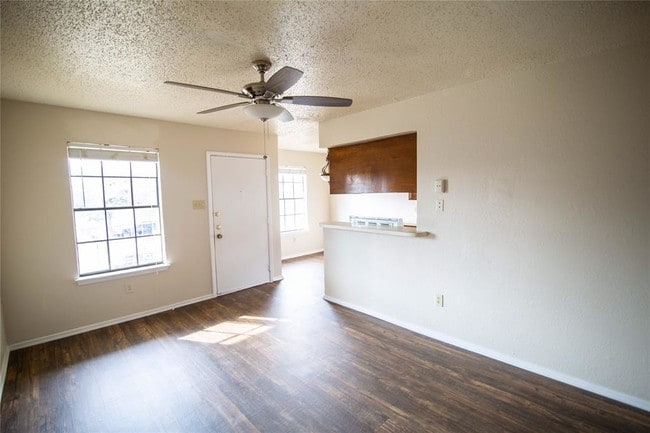 Building Photo - 215 Roberts Cir