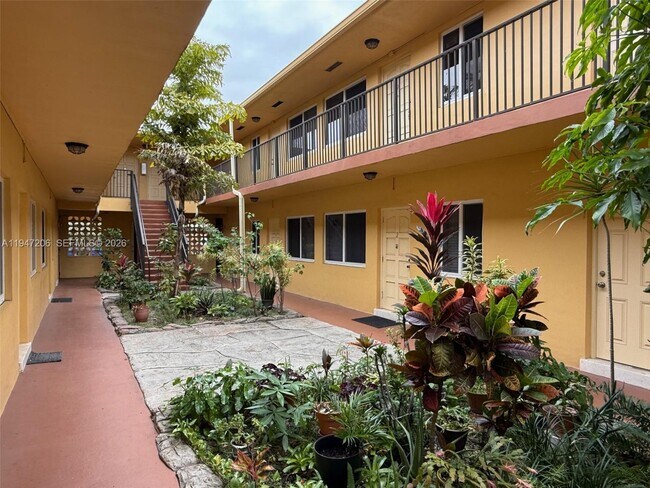 Building Photo - 1733 Mayo St