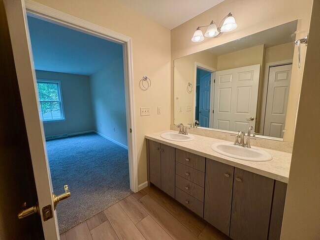 Building Photo - 3 Bedroom 2.5 Bathroom Home Available in Elizabethtown!