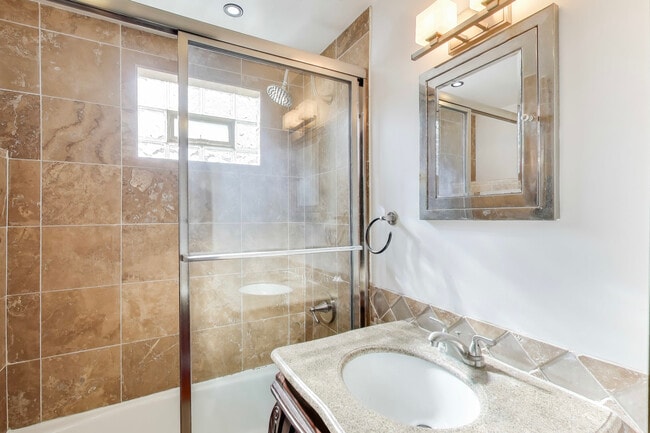 Building Photo - 1532 N Greenview Ave