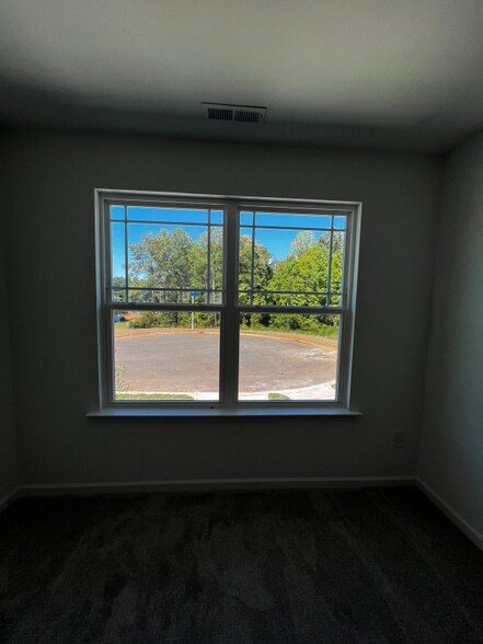 Building Photo - 176 Kobus Ct