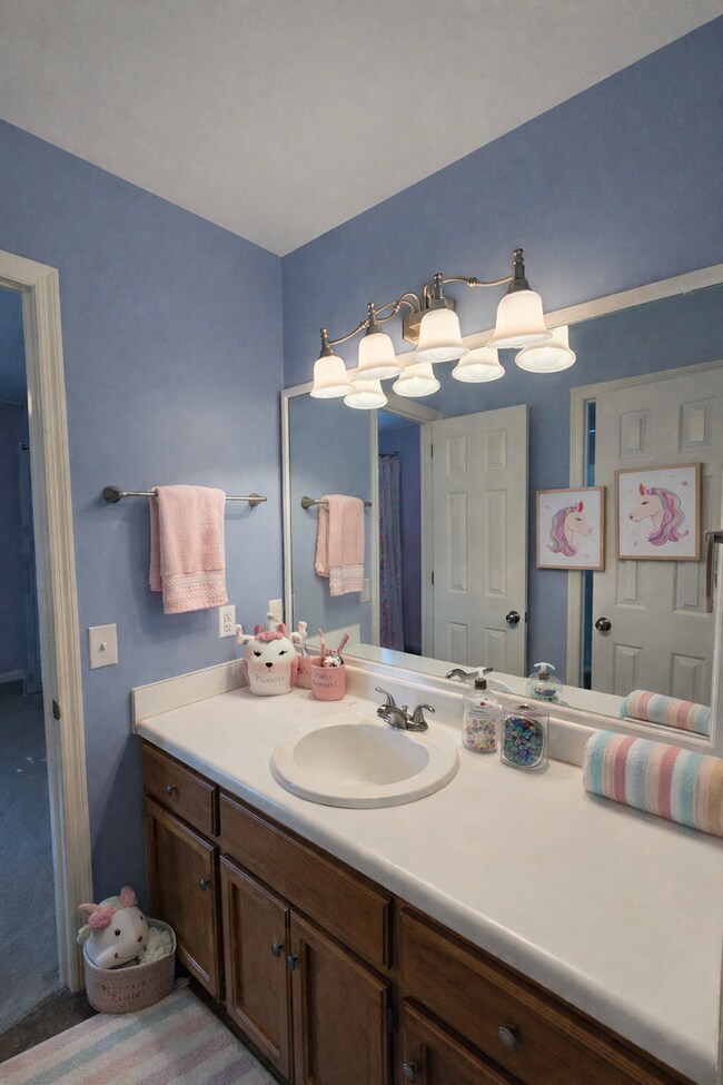 Building Photo - MOVE-IN SPECIAL!! $250 OFF First Month