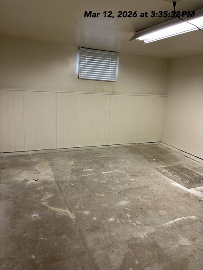 Building Photo - 4Bd/1Ba Two Story House - Available to View!