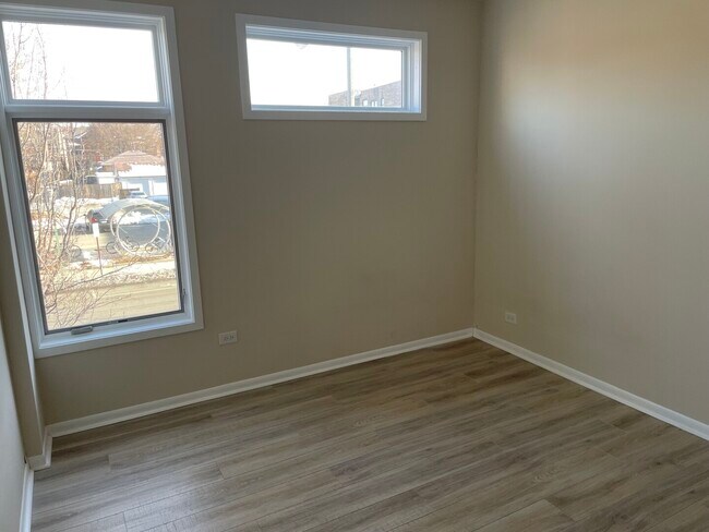 Building Photo - 915 S Oak Park Ave