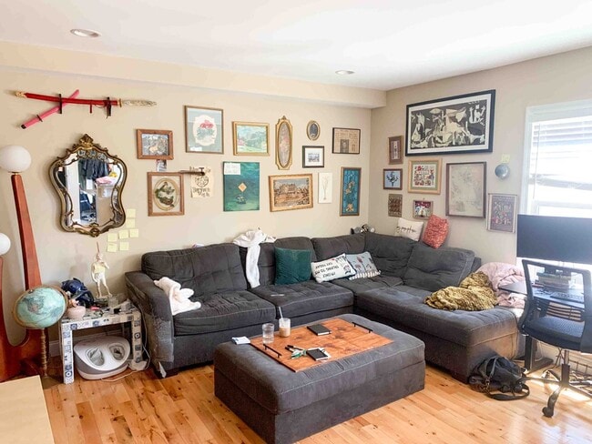 Building Photo - 126 King St