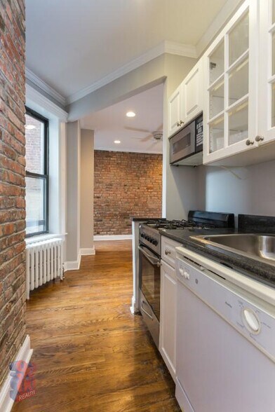 Primary Photo - 432 E 13th St