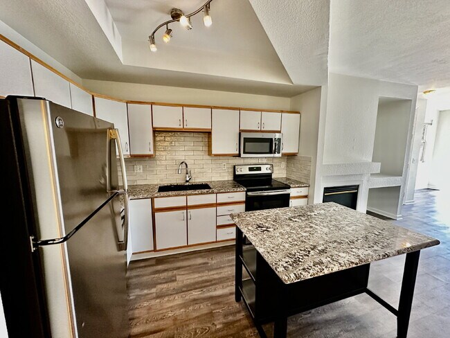 Building Photo - "Spacious 2-Bed, 2-Bath Condo with Pool Ac...