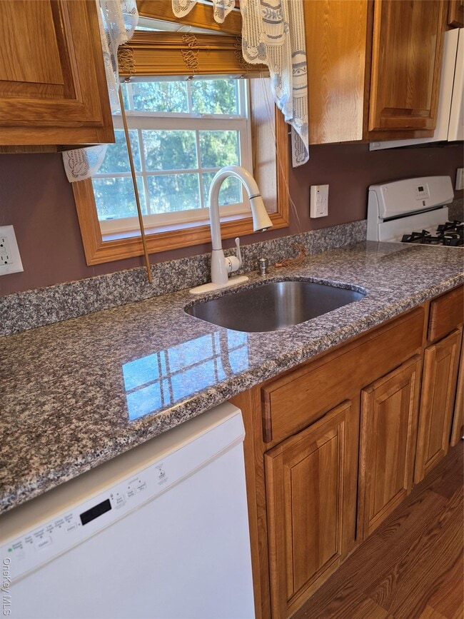 Building Photo - 8 Greenrose Dr