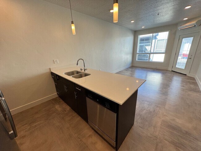 Building Photo - 1 Bedroom 1 Bath in SLC! Internet and cabl...