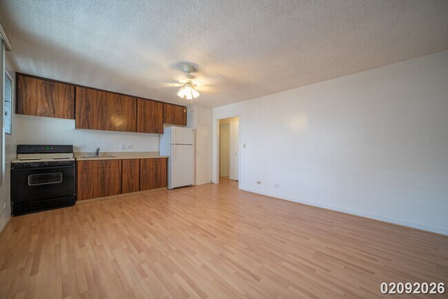 Building Photo - Prime Town Location – 1 Bed, 1 Bath Walk-Up - Corner Unit