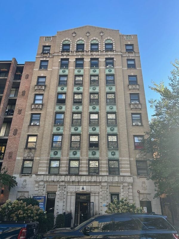 Building Photo - 661 W Sheridan Rd