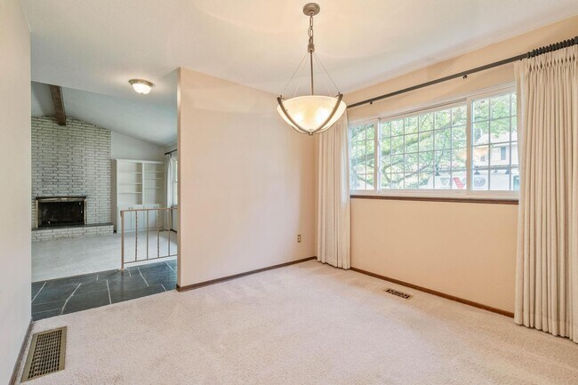 Building Photo - Spacious, well-cared for 4-bdrm/3-bath split-level—Family/laundry rooms, backyard, garage