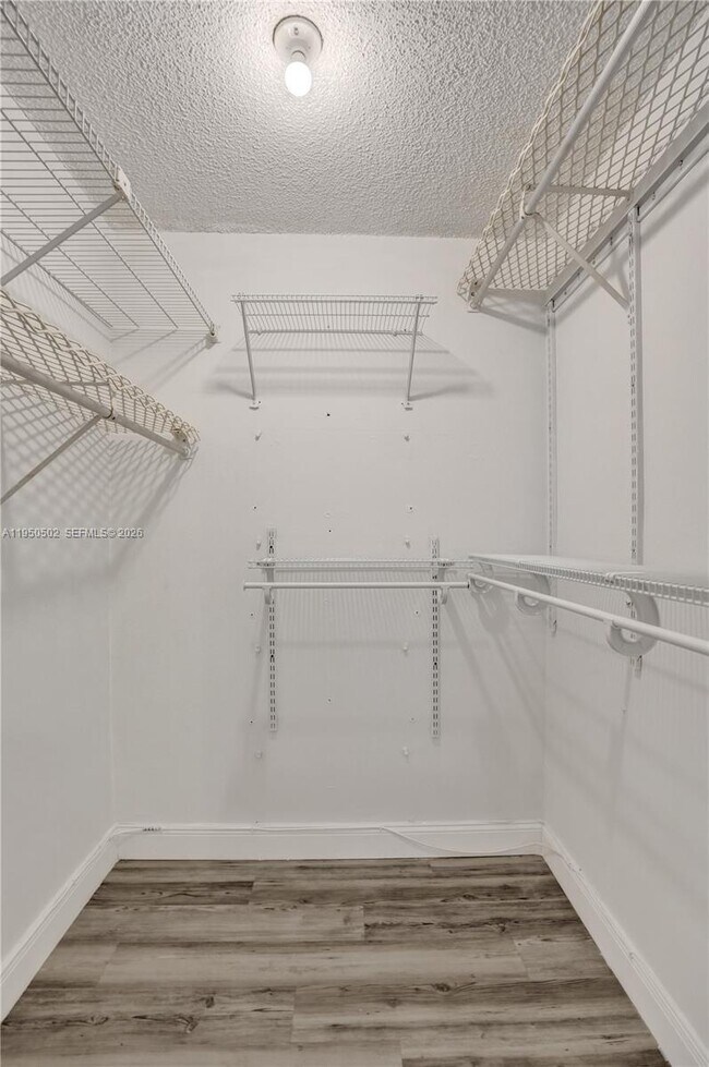 Building Photo - 9451 Live Oak Pl