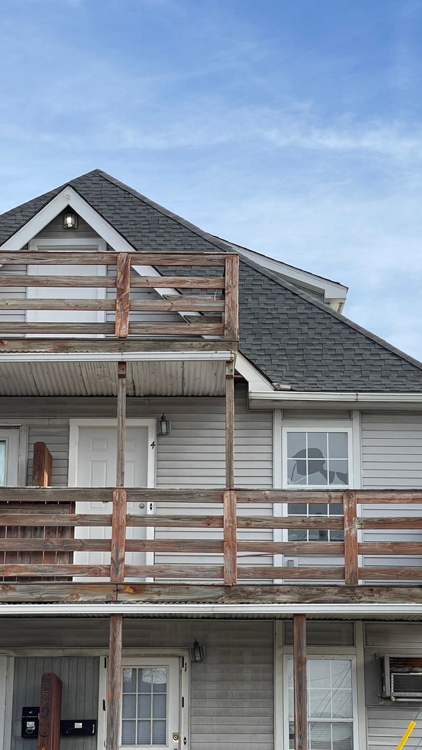 Building Photo - UPSTAIRS....2 Bedroom 1 Bath
