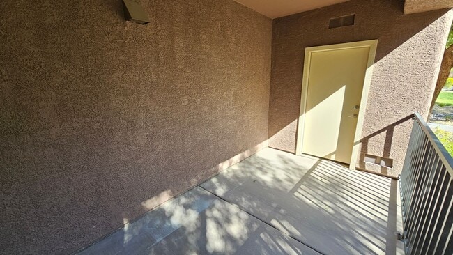 Building Photo - Adorable Single Level Condo  Close to Summerlin!!!