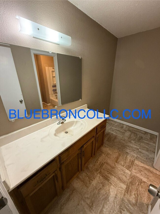 Building Photo - 2 bedroom 1.5 bath with attached garage, G...