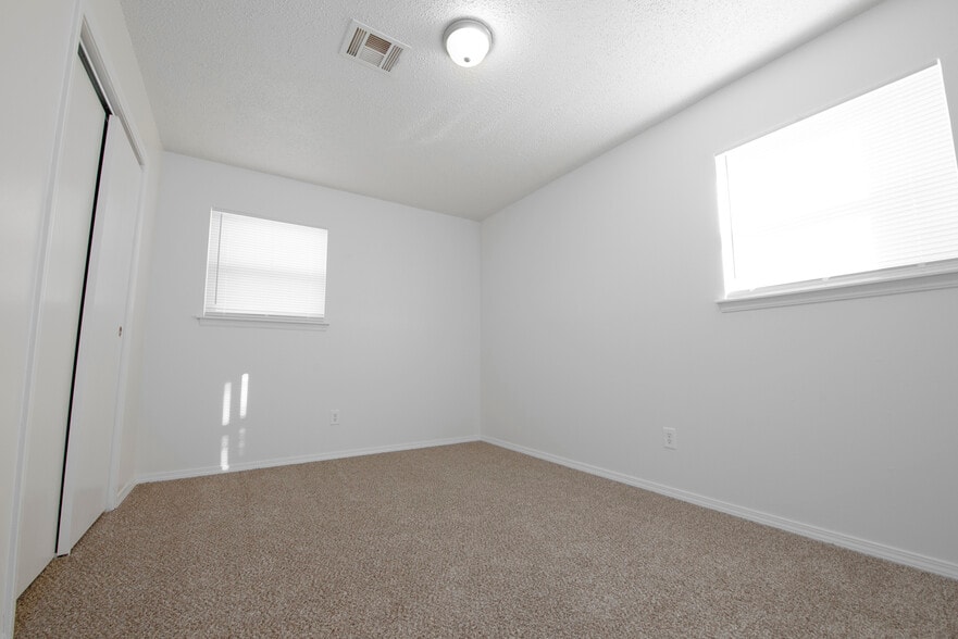 Building Photo - 1404 N Nail Pky