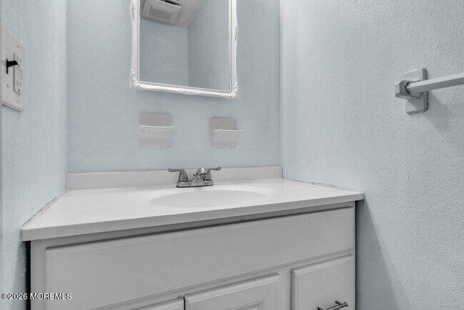 Building Photo - 11 Sutton Dr