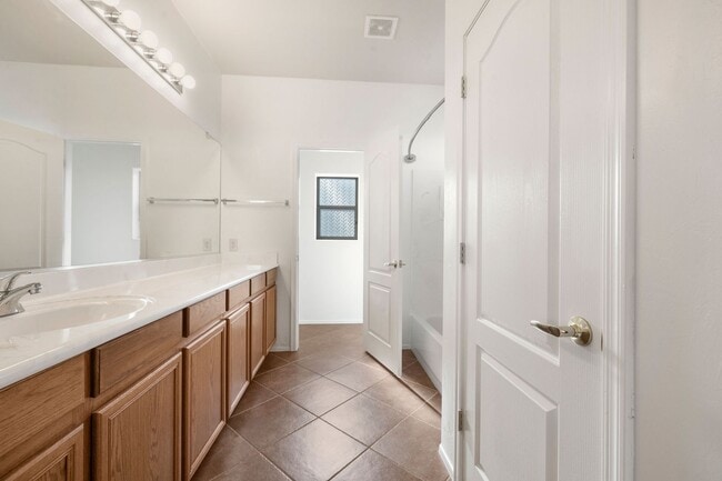 Building Photo - Beautiful 4 Bedroom 3 Bath Home in Vail