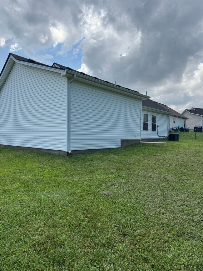Building Photo - 1605 Gambill Wood Dr