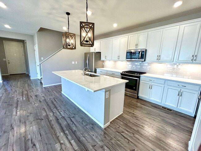 Building Photo - Better Than New! Stunning 4-year old Home Corner End-Unit with High-End Finishes