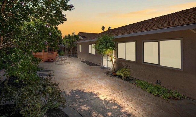 Building Photo - 4 bed 2 bath move-in ready home located in...
