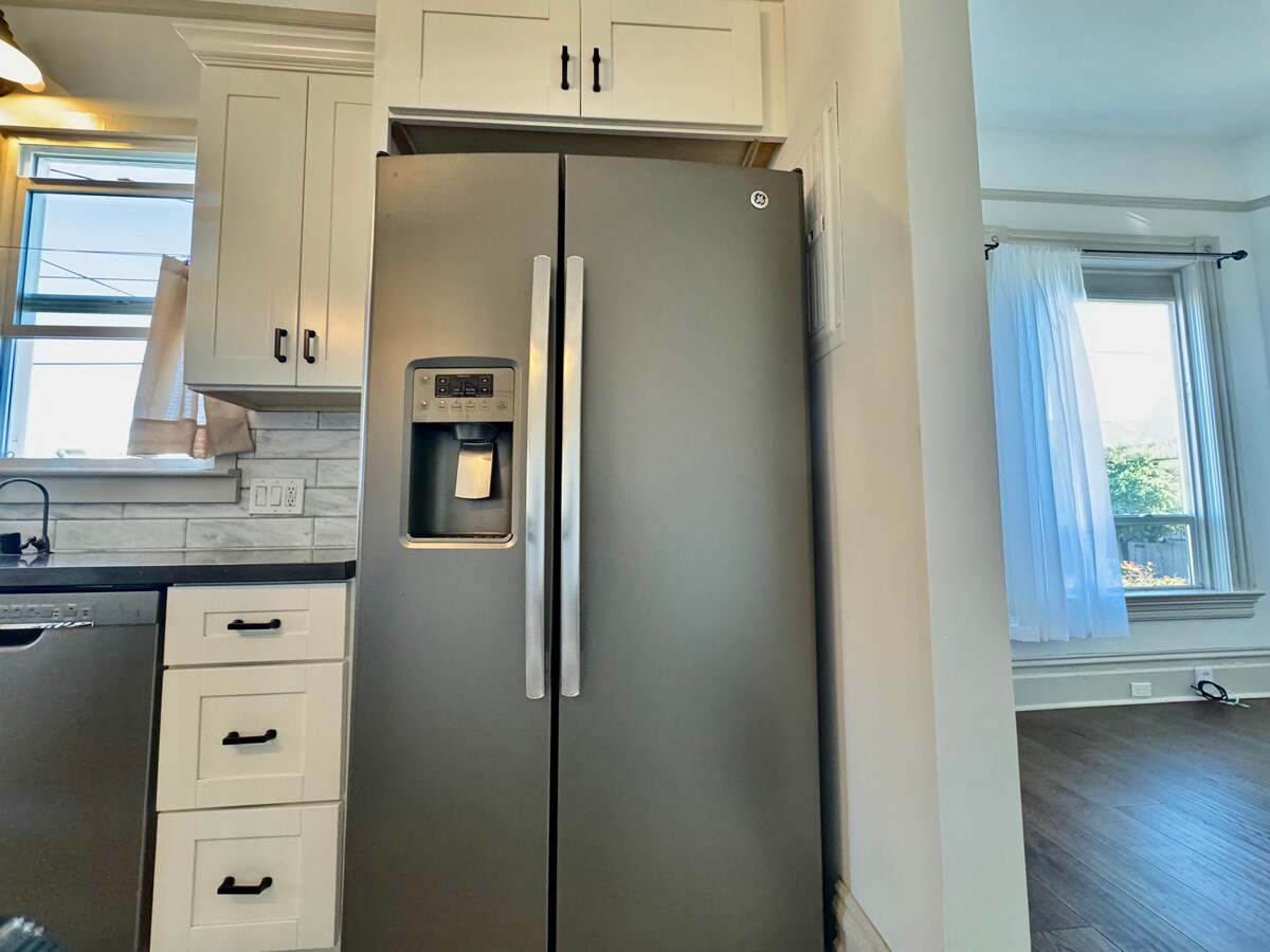 Building Photo - 1054 24th St