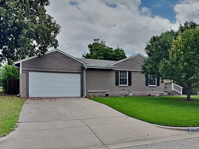 Building Photo - Cook, Entertain, Relax—Welcome Home to Westcliff!