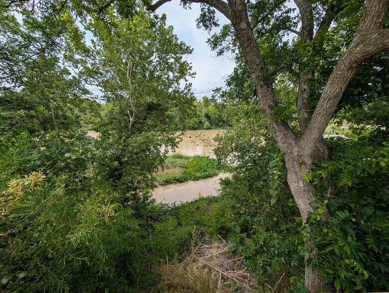 Building Photo - 18120 River Timber Dr