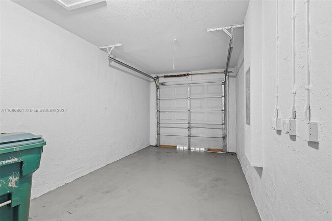 Building Photo - 865 SW 6th Ct