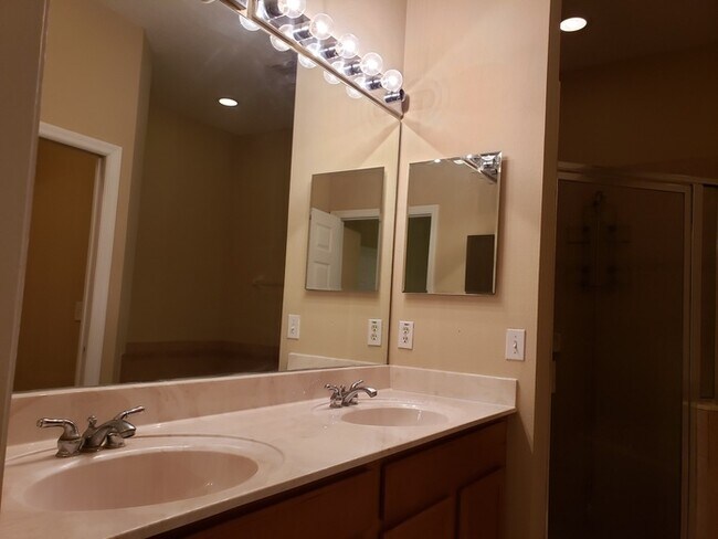 Building Photo - Nice 3 Bed 2 Bath Town Home located in San...