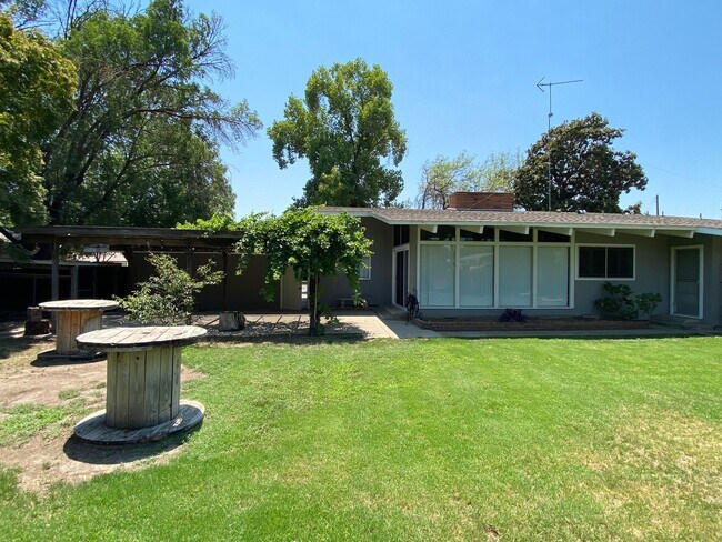 Building Photo - Spacious Visalia home in a well establishe...