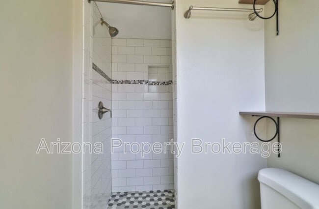 Building Photo - 519 W 19th St