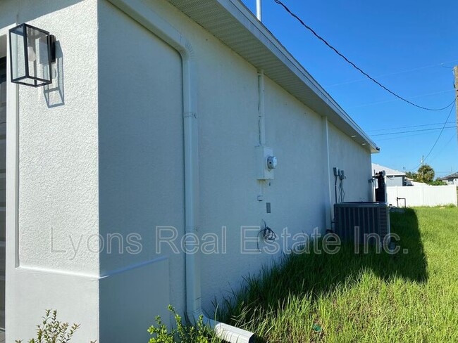 Building Photo - 2744 NE 5th Pl