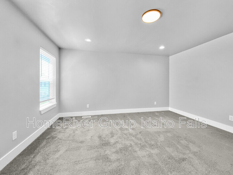 Building Photo - 2930 Sunburst Dr