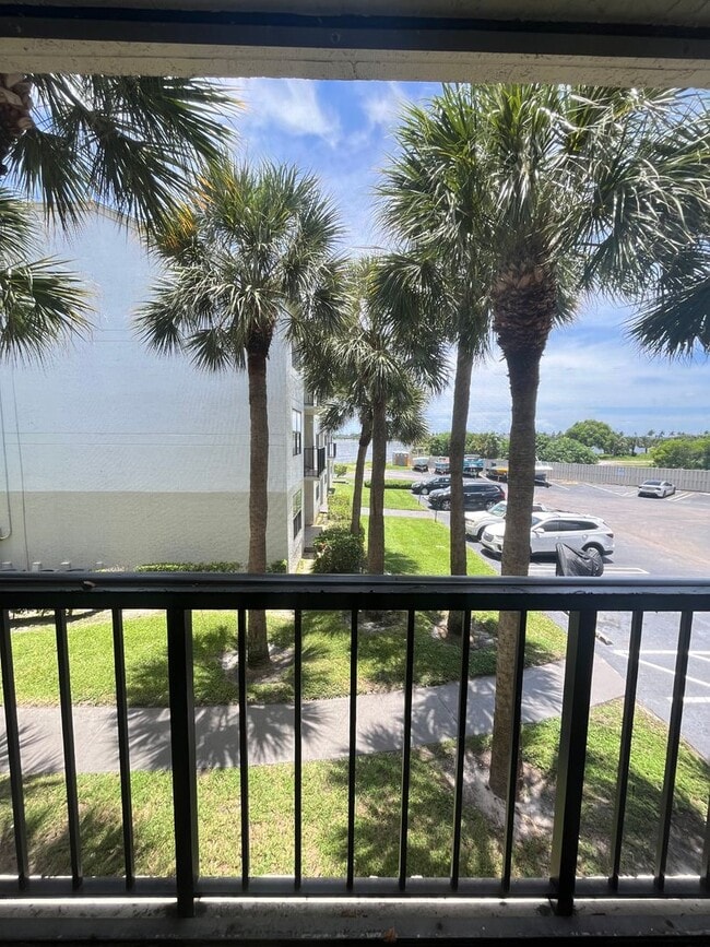 Building Photo - ONE BEDROOM ONE BATHROOM !! Waterfront Community