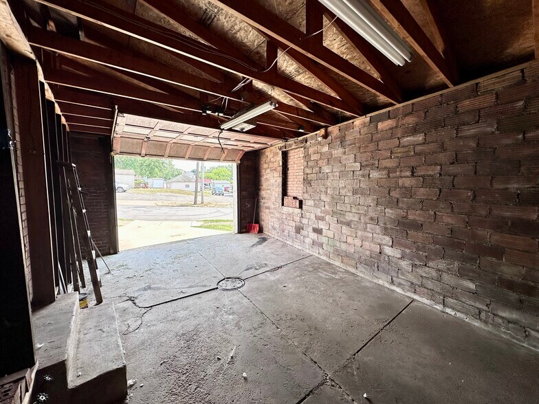 Building Photo - 1326 E Washington St