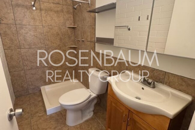Building Photo - Beautifully updated 3-bedrooms, 2-baths ho...