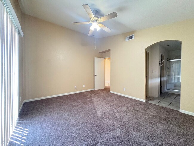 Building Photo - Three Bedroom Galt Home!