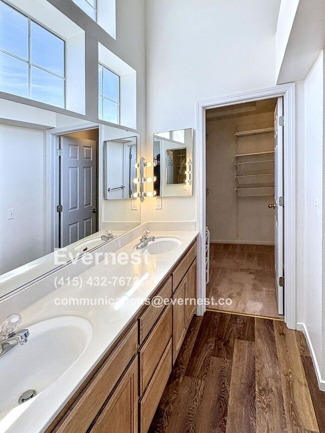 Building Photo - Lovely 2-Bedroom Townhome: Comfort and Con...