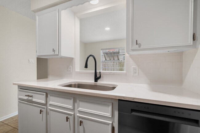 Building Photo - 16222 Barbara Ln