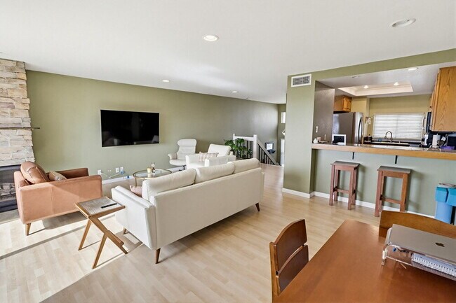 Building Photo - Welcome to this beautiful 1,042 sq. ft. condo offering modern comfort in a prime location!