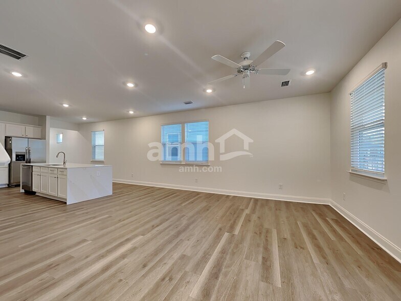 Building Photo - 106 Trevino Dr