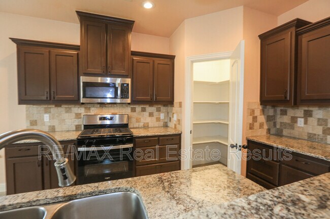 Building Photo - 2202 SW Tupelo Ave