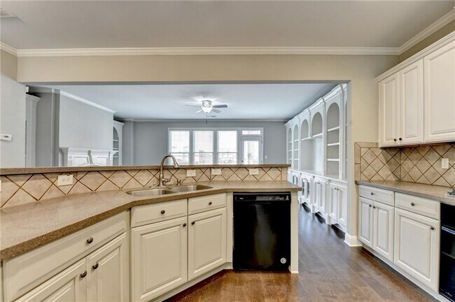 Building Photo - 812 Red Hart Ln